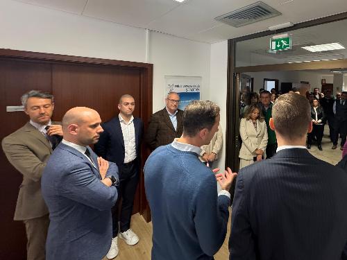 Il governatore Massimiliano Fedriga saluta i dipendenti di Fvg Strade nella sede di Trieste